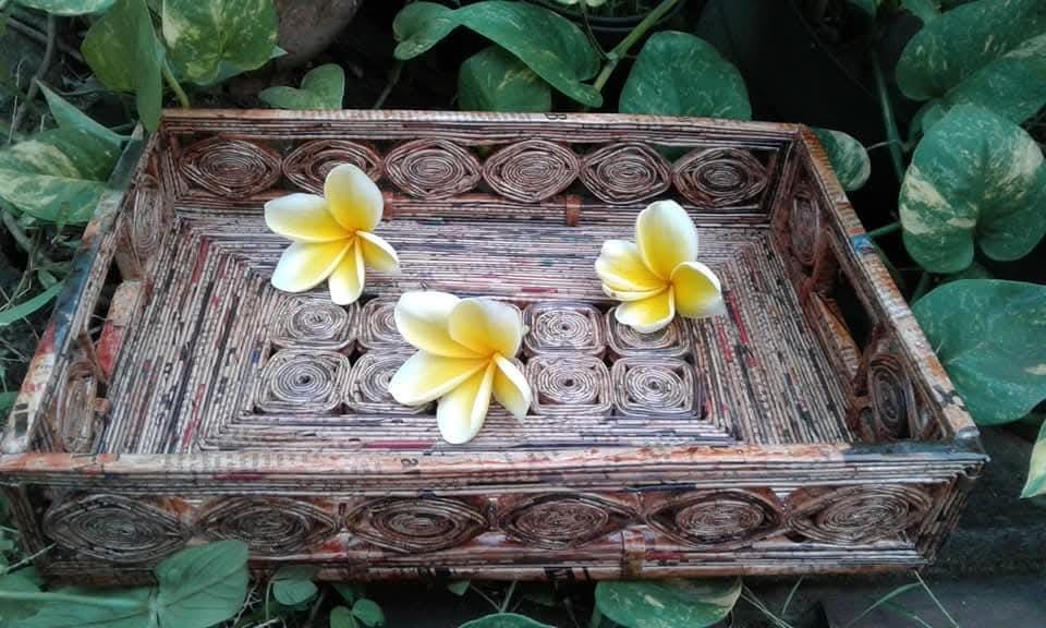 Nampan (Pernis dengan ukuran lebih besar)